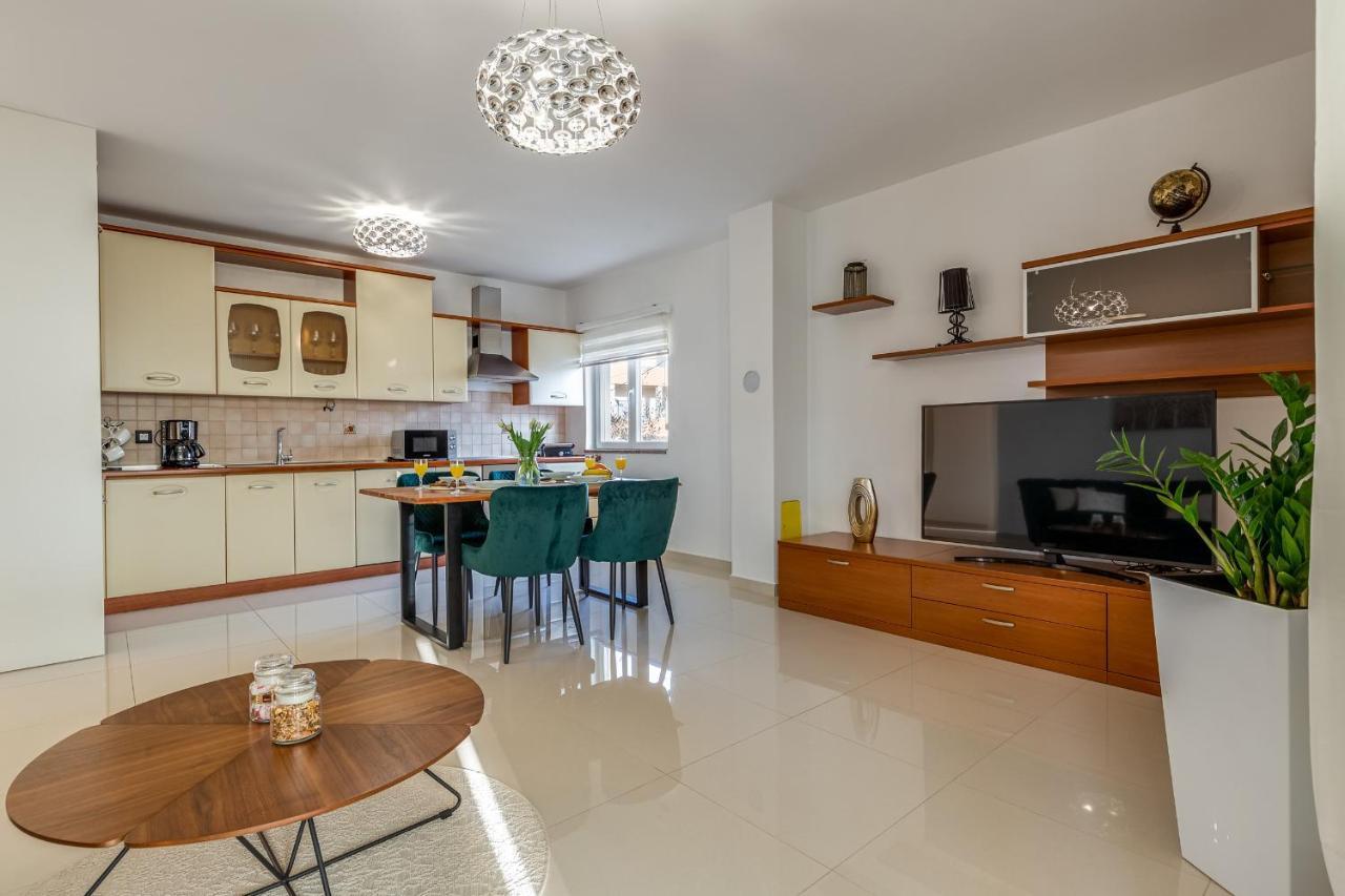 Elegant Two Bedroom Apartment ซาดาร์ ภายนอก รูปภาพ